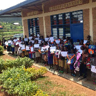 Schulranzenübergabe in Ruanda